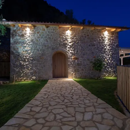 Pnoes Lefkada Villa *